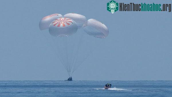 Rạng sáng ngày 3/8 theo giờ Hà Nội, tàu Crew Dragon của SpaceX đã kết thúc sứ mệnh lịch sử khi đưa hai phi hành gia Bob Behnken và Doug Hurley của NASA trở về Trái Đất an toàn