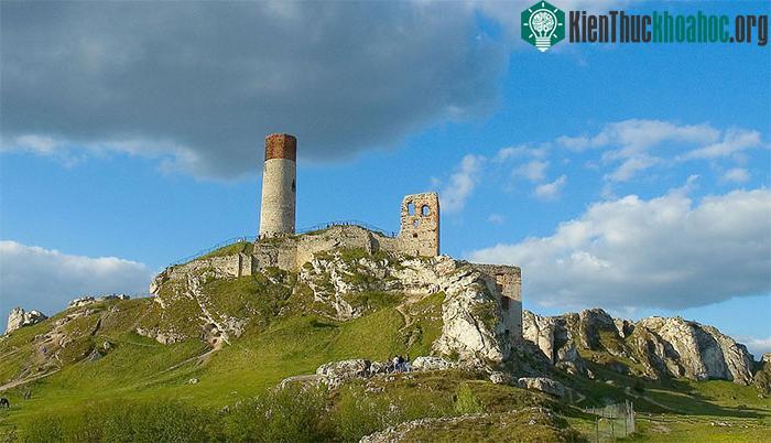 Tàn tích lâu đài Olsztyn ở Ba Lan