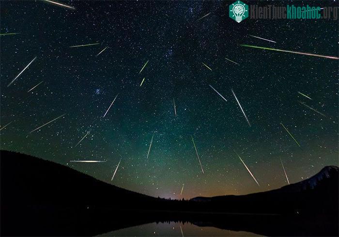 Mưa sao băng Perseids đạt cực đại vào đêm ngày 12/8.