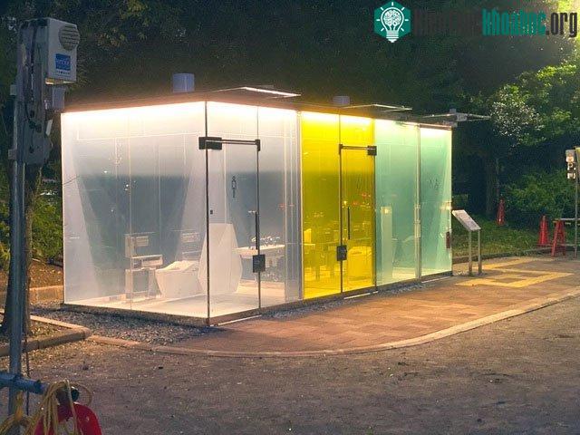 Nhà vệ sinh trong suốt có thể nhìn xuyên thấu từ bên ngoài khi không có ai sử dụng.