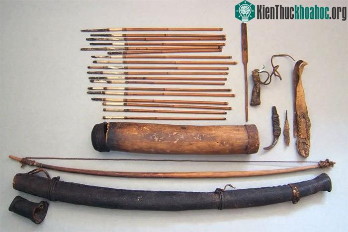 Các bộ tộc nguyên thủy đã biết dùng tên tẩm độc từ xa xưa để săn bắn.