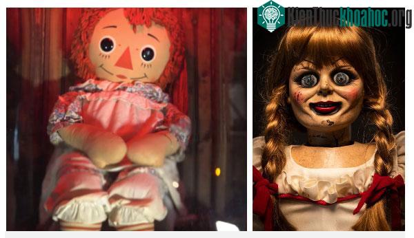 Búp bê Annabelle phiên bản phim (trái) và đời thực.