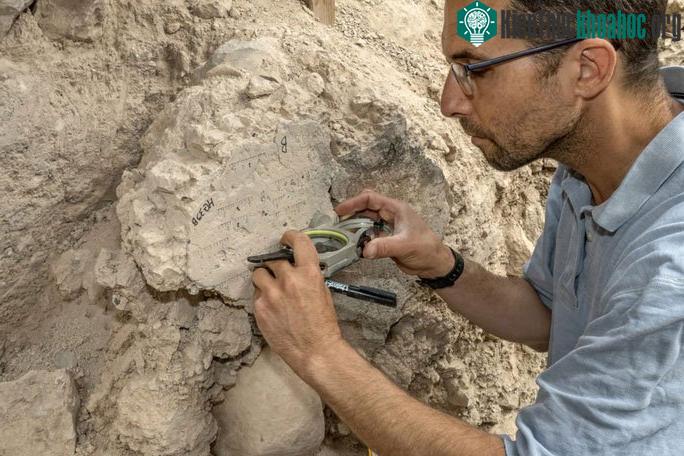 Một nhà khảo cổ đang làm việc tại phế tích Jerusalem cổ đại