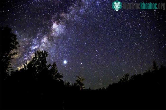Một ánh sao băng Perseid đơn độc đóng vai phụ bên cạnh dải Ngân hà sôi động
