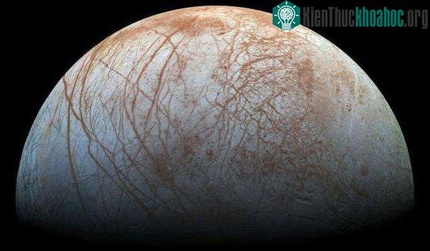 Europa có bề mặt chứa muối, có khả năng tương tự như các đại dương trên Trái đất.
