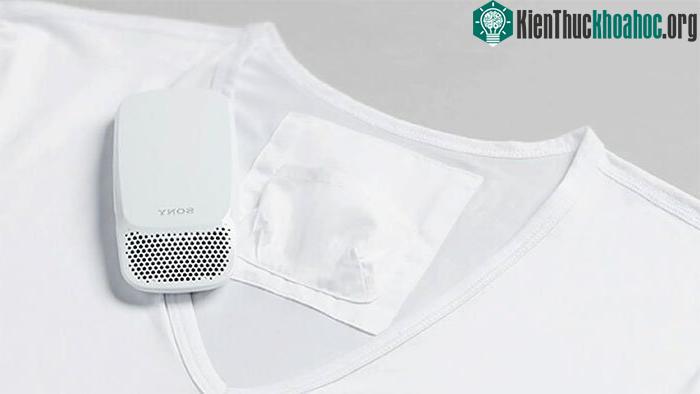 Thiết bị này được đeo vào một khe ở mặt sau cổ một chiếc áo thun lót chuyên dụng.