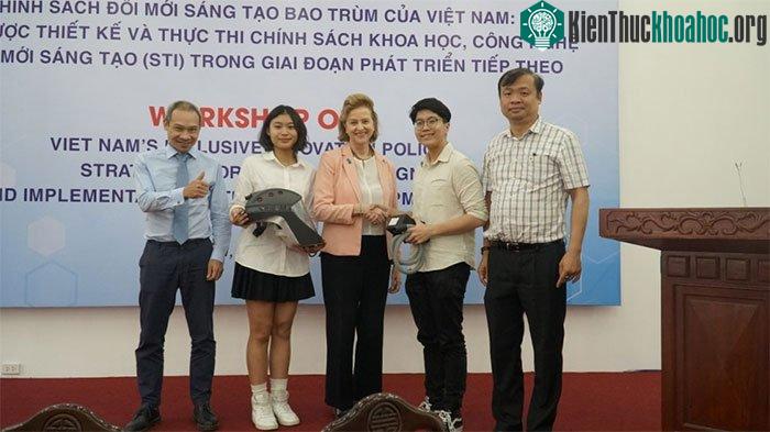 Minh Đức và Khánh An với sáng chế của mình.