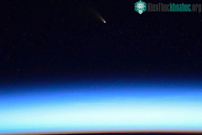 Sao chổi NEOWISE nổi bật trên nền trời đen thẫm.