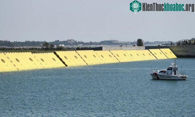 Một phần hệ thống cửa chắn lũ bảo vệ thành phố Venice.
