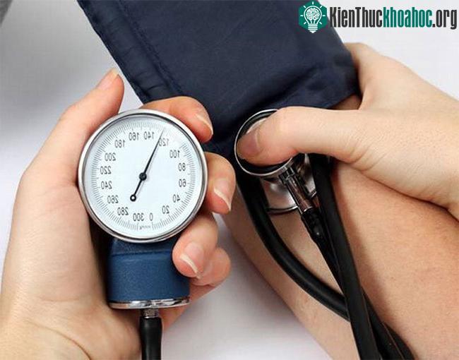 Kiểm tra huyết áp định kỳ.