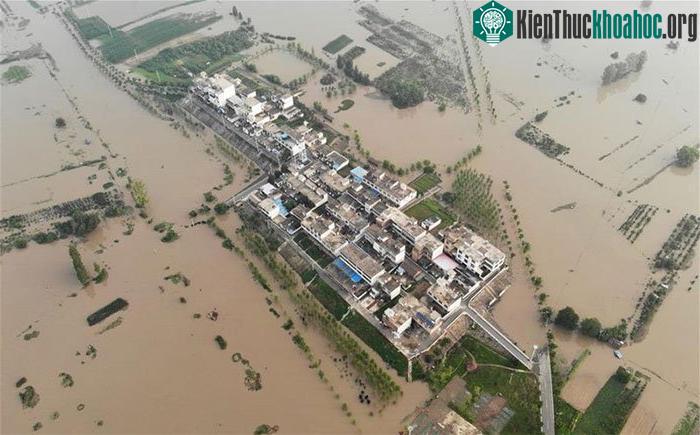 Một ngôi làng bị cô lập trong lũ ở tỉnh An Huy.