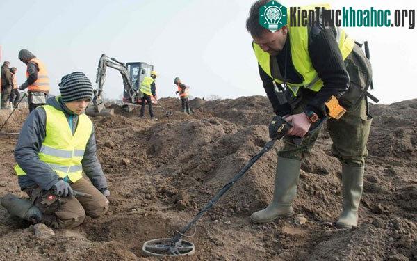 Nhà khảo cổ nghiệp dư René Schön cùng cậu học trò nhỏ