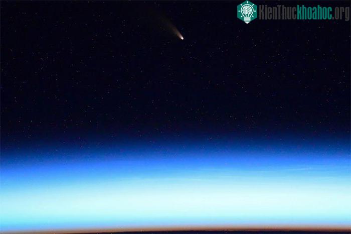 Sao chổi NEOWISE chụp từ Trạm Không gian Quốc tế (ISS) bởi phi hành gia Ivan Vagner người Nga.