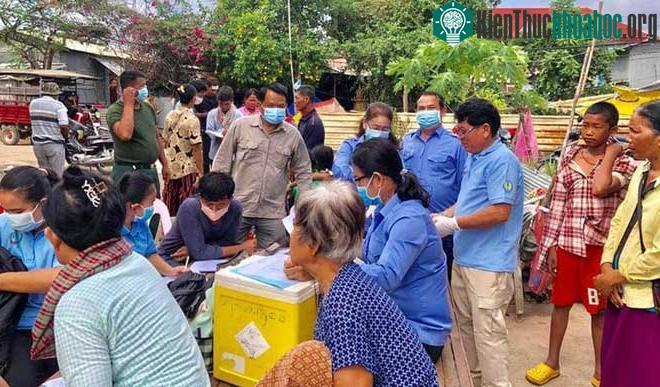 Người dân làng Poipet được kiểm tra sức khỏe sau khi dịch bệnh lạ xuất hiện.
