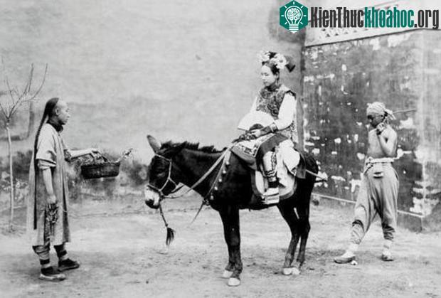 Một phụ nữ người Mãn xuất thân cao quý đang cưỡi lừa