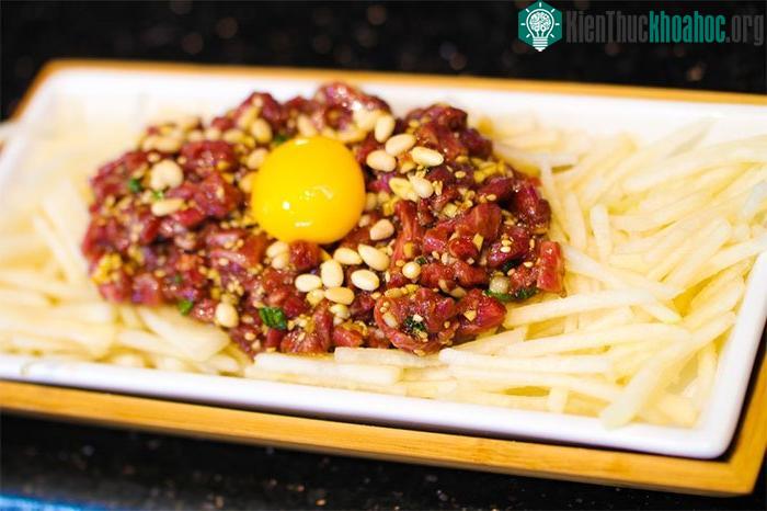 Ăn thịt tái sống nguy hiểm cho sức khỏe.