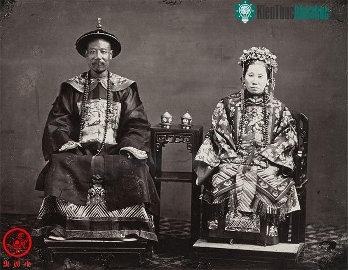 Một vị quan ở Quảng Châu chụp ảnh cùng vợ trong studio.