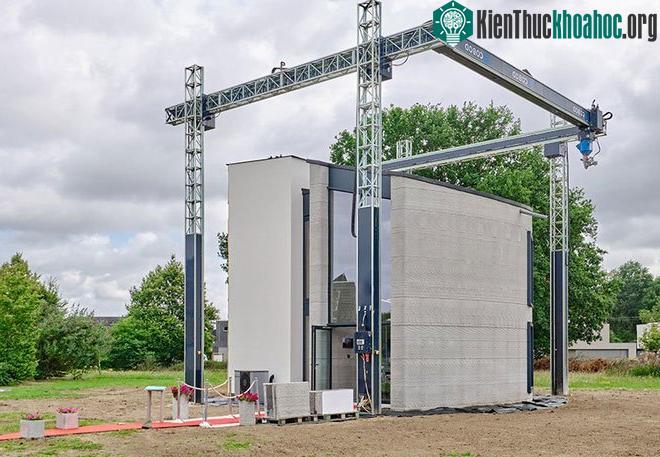 Chỉ với một lần in, máy in 3D lớn nhất Châu Âu vừa cho "ra lò" nguyên một ngôi nhà 2 tầng rộng 90m2 ảnh 0