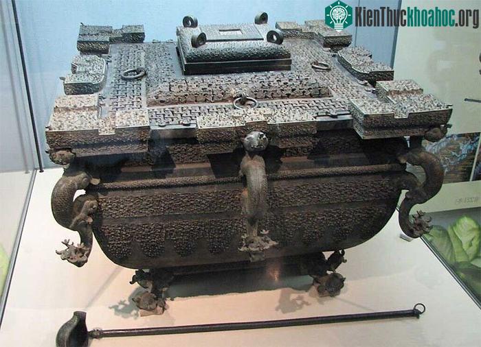 Băng giám giống như một cái hộp, ở bên trong trống rỗng.