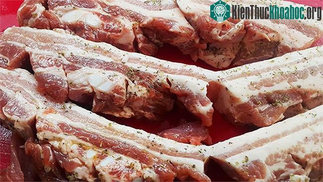 Không nên ăn thịt lợn đã để quá 6 tháng