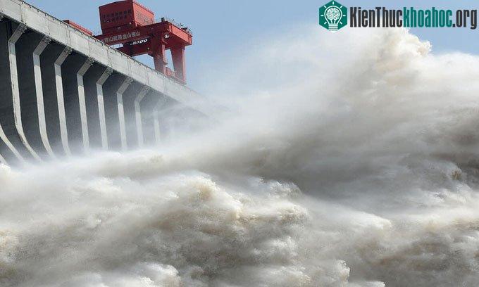 Đập Tam Hiệp tại tỉnh Hồ Bắc, Trung Quốc, xả lũ hôm 15/7.