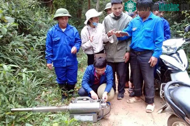 Phun thuốc trừ châu chấu tại Điện Biên.