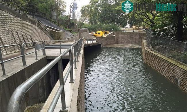 Một cửa cống dẫn nước mưa vào đường hầm.
