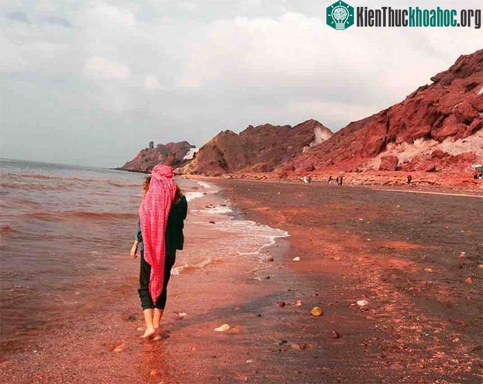 Cát có màu đỏ “trộn” với đen còn nước biển thì đỏ lừ như máu.