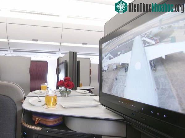 Lắp đặt một cặp mắt cho máy bay