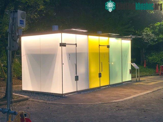 Nếu có người vào trong, tấm kính chuyển sang trạng thái mờ đục, đảm bảo tính riêng tư