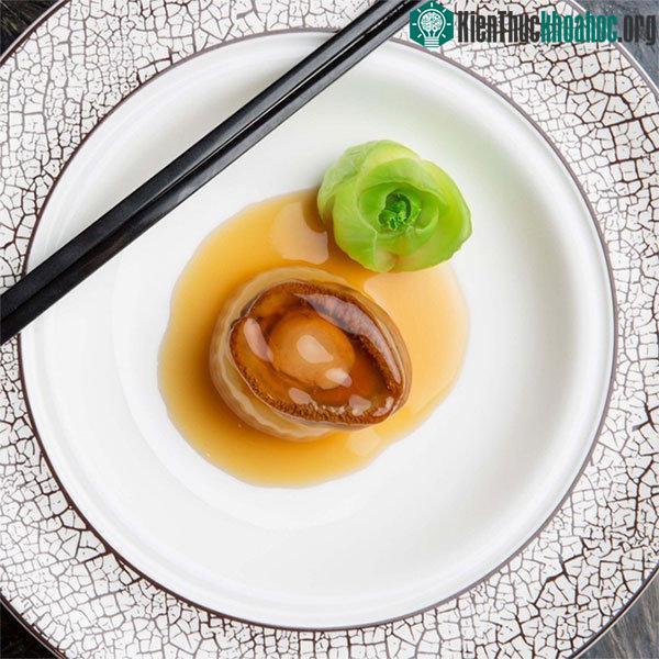 Bào ngư là 1 trong 8 món ăn quý hiếm và chế biến cầu kỳ nhất.