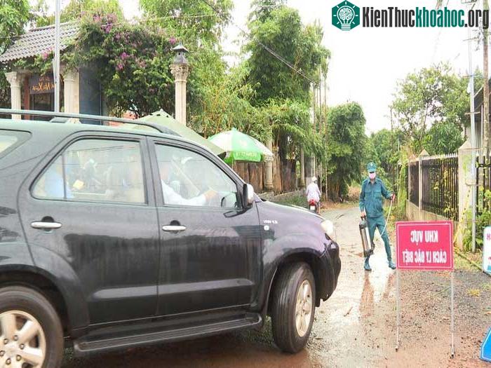 Lập chốt phòng chống dịch bạch hầu ở Bu N'doh, xã Đắk Wer.