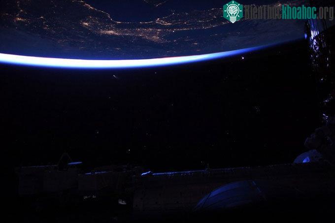 Sao chổi NEOWISE nhìn từ Trạm Vũ trụ Quốc tế (ISS).