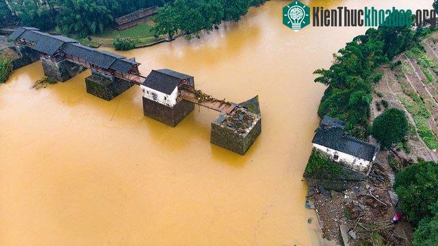 Một cây cầu cổ ở huyện Wuyuan, tỉnh Giang Tây, Trung Quốc, bị nước lũ hủy hoại, ngày 9/7/2020