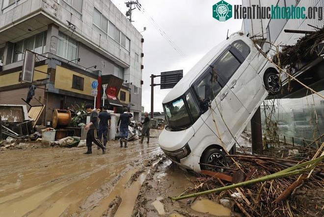 Người dân Nhật Bản khắc phục hậu quả mưa lũ.
