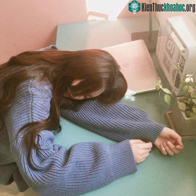 Ngồi ngủ khiến thể tích mạch máu sẽ tăng lên và tốc độ lưu thông máu trong cơ thể cũng sẽ chậm lại tương đối.