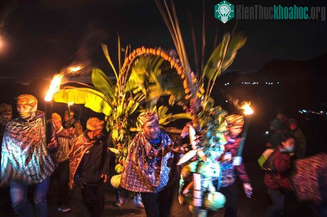 Lễ tế thần Yadnya Kasada độc đáo của người Indonesia ảnh 1