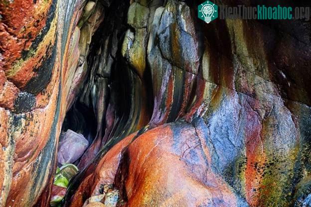 Hang động cầu vồng