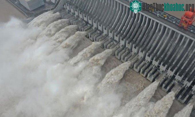 Đập Tam Hiệp ở tỉnh Hồ Bắc, Trung Quốc mở 11 cửa xả lũ hôm nay.