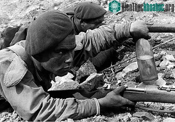 Lính phe dân tộc Tây Ban Nha dùng "nguyên mẫu đầu tiên" của Molotov cocktail