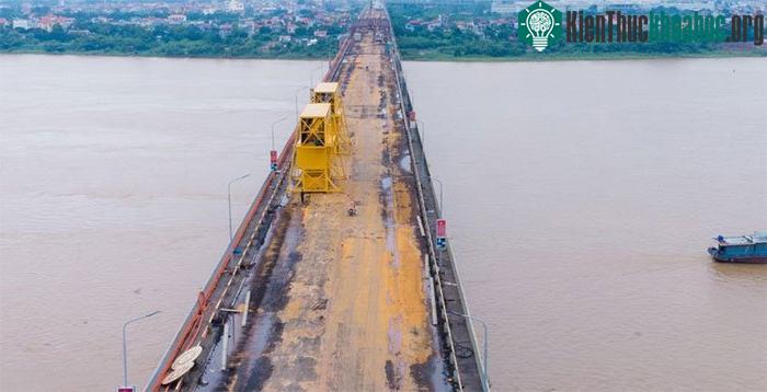 Đến nay, mặt cầu trên làn đường ô tô đã hư hỏng sau 2 lần đại tu và nhiều lần sửa chữa nhỏ.