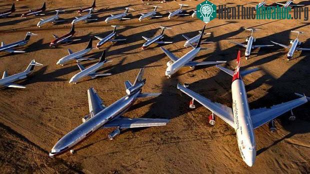 Ngoài ra, sân bay Alice Springs ở Australia cũng là nơi để máy bay chờ bán hoặc lấy phụ tùng.