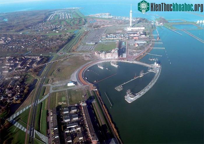 Từ vũ trụ có thể nhìn thấy đê biển Afsluitdijk