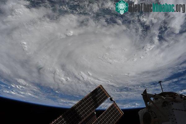 Bão Hanna bao phủ vịnh Mexico