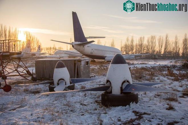 Một số khu vực nghĩa địa máy bay nổi tiếng khác gồm sân bay quốc tế Manas ở Bishkek, Kyrgyzstan...