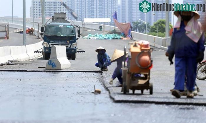 Công nhân cải tạo bản thép hiện tại thành mặt cầu liên hợp nhẹ bằng cách làm sạch bề mặt