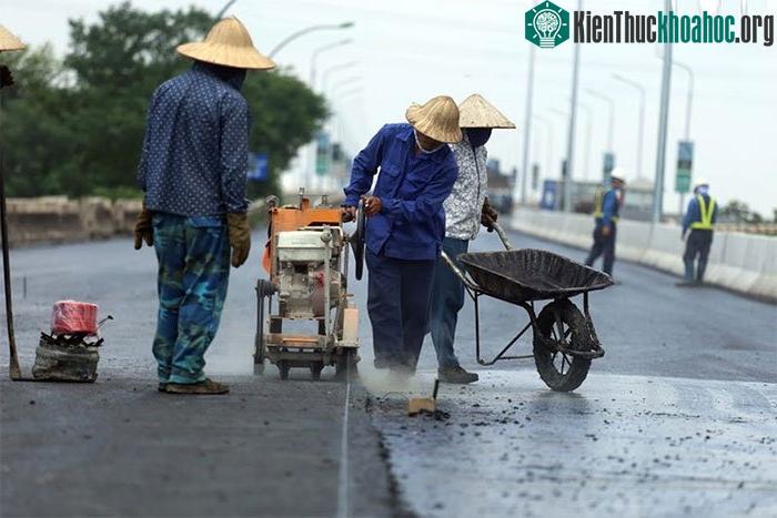 Mặt cầu được phủ bê tông nhựa polymer trên cùng để đảm bảo êm thuận, giảm ồn khi xe đi qua.