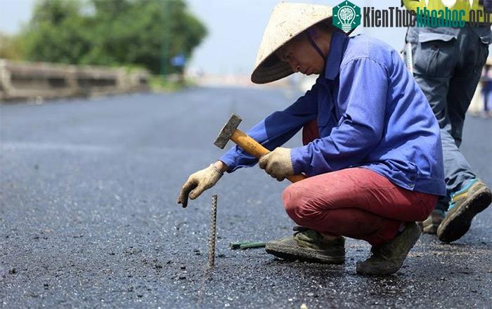 Công tác sửa chữa mặt cầu Thăng Long được đánh giá là cấp bách