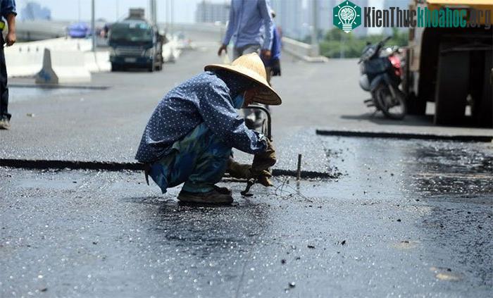 Công nhân đội nắng thi công mặt cầu để đảm bảo theo đúng tiến độ.