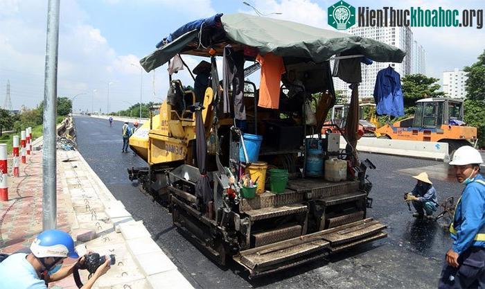 Một lớp nhựa polymer được phủ lên bề mặt cầu.